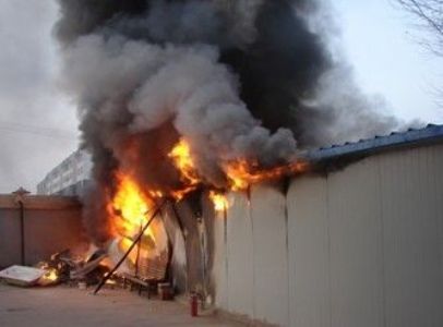 河南泡沫彩钢夹芯板引发火灾